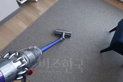 배터리도, 헤드도 갈아 끼울 필요 없이 알아서 최적의 시간 동안 최적의 청소가 가능하다. 사진=김정철 제공