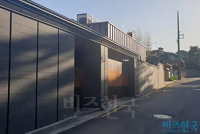 정상영 명예회장 소유의 주택과 KCC 소유의 주택은 출입문이 동일하다. 사진=유시혁 기자