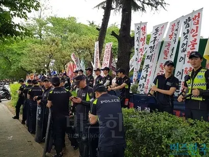 31일 오전에 진행될 현대중공업 주총을 막으려는 노조원들은 텐트와 오토바이, 플래카드와 밧줄로 일종의 ‘바리케이드’를 만들고 한마음회관 안쪽에서, 그 노조원들과 충돌을 걱정하는 의경들은 바리케이드 바깥쪽에서 대치하고 있었다. 사진=박현광 기자