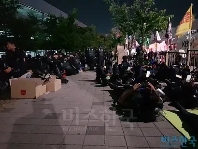 바리케이트 넘어 있는 의경들도 마찬가지였다. 방패와 보호구를 벗어 두고 앉거나 누워 31일을 대비하는 모습이었다. 사진=박현광 기자