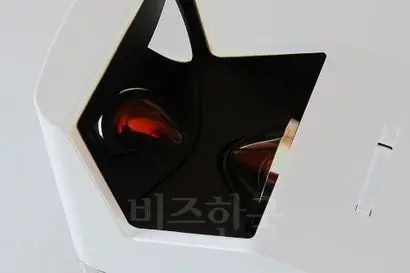 레이저 광원으로 초기 가동시간이 빠르고 수명도 길다. 5000~1만 시간 정도인 일반 광원에 비해 LG 시네빔의 레이저 광원은 약 2만 시간의 수명을 보장한다. 사진=김정철 제공