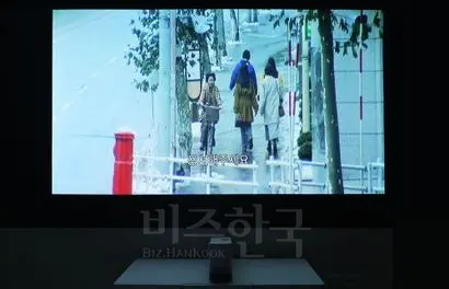 벽에 거의 밀착해서 설치해도 100인치 가까운 화면을 만들어내는 것이 가장 큰 장점이다. 사진=김정철 제공