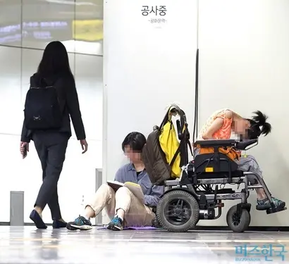 중증장애인 자녀를 둔 부모들 사이에서 직계가족도 활동보조사를 할 수 있게 해달라는 요구가 거세다. 휠체어를 탄 장애인 모습으로 기사의 특정 내용과 관련없다. 사진=임준선 기자