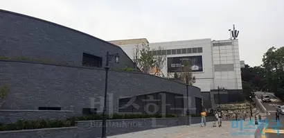 호텔신라는 문화재청으로부터 국유지를 넘겨받아 지하 8층 규모의 부설주차장을 지었다. 사진=유시혁 기자