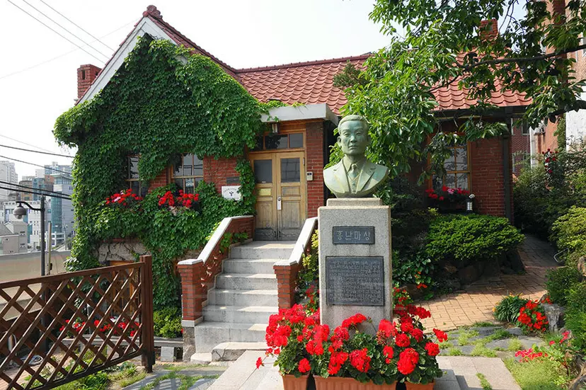 대한민국 근대문화유산으로 지정된 일명 ‘홍난파의 집’. 홍난파 상 밑에는 아동문학가 윤석중의 글이 새겨져 있다. 사진=구완회 제공