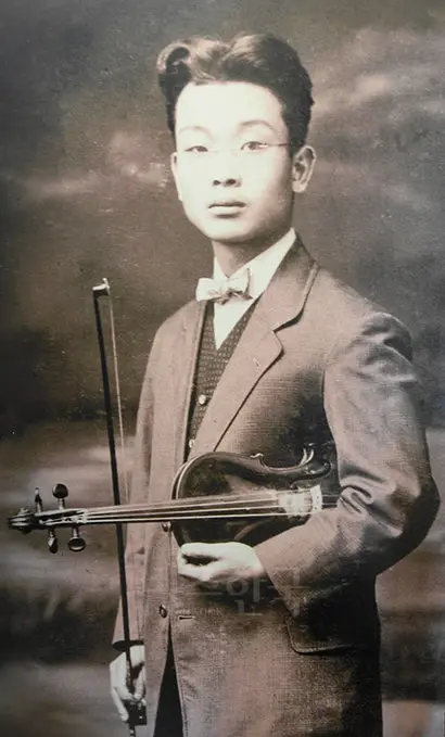 홍난파의 집에 걸린 홍난파의 젊은 시절 사진. 조선 최초의 바이올리니스트였던 홍난파는 일제강점기 친일행적으로 인해 ‘친일인명사전’에 올랐다. 사진=구완회 제공