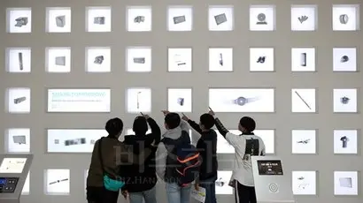 당장 삼성전자는 통신칩과 전장용 반도체 생산에 공을 들이고 있는데 시장점유율을 늘릴 수 있는 호기를 맞았다. 서초구 삼성전자 서초사옥 내 홍보관인 딜라이트를 찾은 학생들이 반도체 홍보 전시물을 살펴보는 모습. 사진=연합뉴스