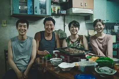 반지하 주택에 사는 기택(송강호 분)네 가족. 왼쪽부터 기우(최우식 분), 기택, 충숙(장혜진 분), 기정(박소담 분). 사진=영화 기생충 스틸컷