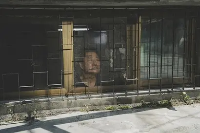 기택(송강호 분)이 반지하 주택 창밖을 응시하고 있다. 사진=영화 기생충 스틸컷