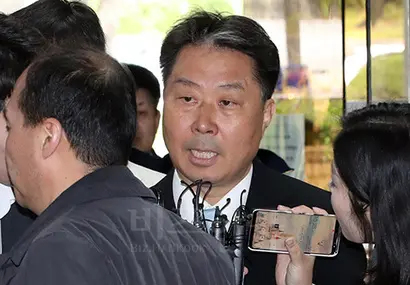 가습기 살균제를 판매해 사상자를 낸 혐의를 받는 안용찬 전 애경산업 대표가 4월 30일 서울 서울중앙지법에서 열린 영장실질심사에 출석하기 위해 법정으로 향하고 있다. 사진=연합뉴스