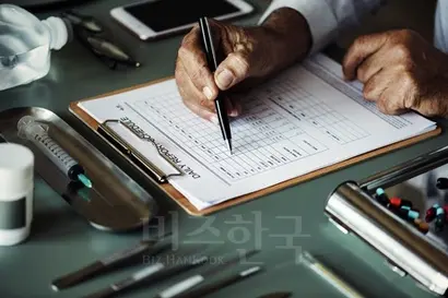 병원 관계자 C 씨는 환자 차트가 잘못 기록된 것을 보고 의심을 품게 됐다고 얘기했다. 이미지컷으로 기사의 특정 내용과 관련없다.