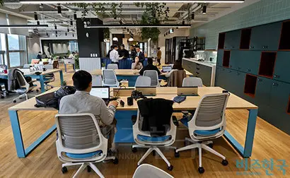 카페와 코워킹스페이스 기업도 일종의 공간임대를 수행하면서 기존의 자영업과 경쟁하는 상황이다. 사진=고성준 기자