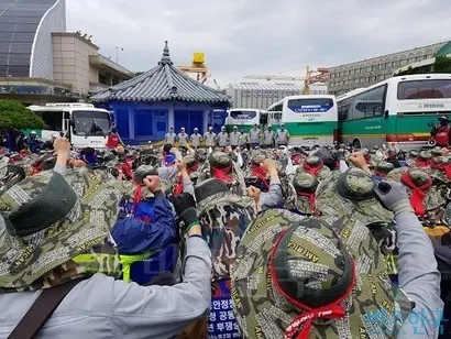 노조를 비롯해 지역사회와 정치권이 현대중공업의 대우조선 인수·합병에 반발한 가장 큰 이유는 구조조정이다. 현대중공업 노조원들이 현대중공업 정문 앞에서 대우조선 인수 반대 시위를 벌이고 있다. 사진=박현광 기자