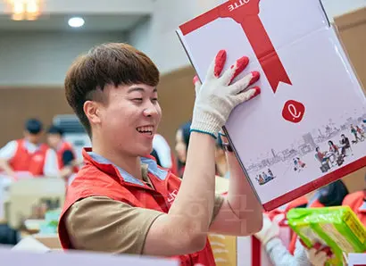 지난 6월 20일 진행된 롯데 플레저박스 캠페인에는 80여 명의 자원봉사자, 롯데지주, 롯데재단, 롯데정밀화학 임직원, 롯데 대학생 서포터즈 U-프렌즈 등이 참여해 쪽방촌 어르신 2200여 명에게 전달할 박스를 만들었다. 봉사자들은 이른 오전부터 오후까지 긴 시간 동안 진행된 봉사활동에도 얼굴에 웃음을 잃지 않고 봉사를 진행했다. 사진=롯데지주 제공
