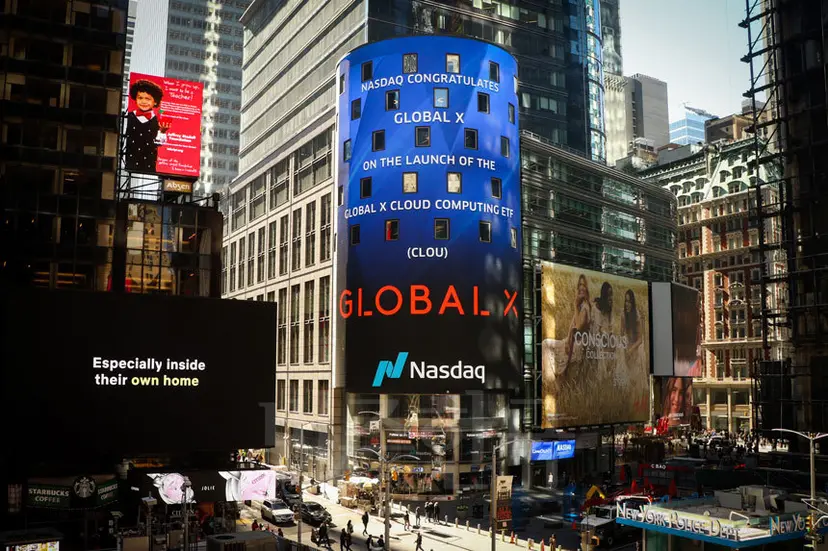 미국 뉴욕 타임스퀘어에 위치한 나스닥 마켓사이트(NASDAQ MarketSite)에 표시된 Global X Cloud Computing ETF. 사진=미래에셋자산운용 제공