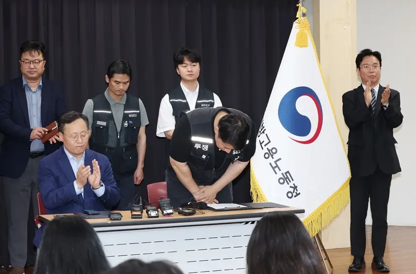 이번 협상을 주재한 김영훈 고용노동부 장관(오른쪽 끝)은  “마지막까지 대화의 끈을 놓지 않고 노사 자율교섭으로 잠정 합의에 이르게 됐다는 점에서 정부를 대신해 깊이 감사드린다”고 밝혔다. 사진=연합뉴스