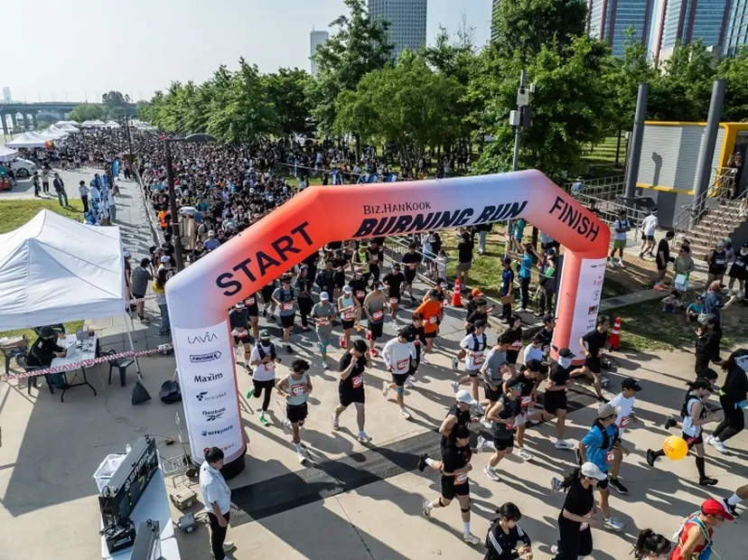 25일 오전 서울 영등포구 여의도 물빛무대 앞 광장에서 비즈한국 주최 캐주얼 러닝 페스티벌인 '버닝런 2026' 대회가 열리고 있다. 사진=최준필 기자