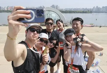 '버닝런 2026' 참가자들이 기념 촬영을 하고 있다. 사진=박정훈 기자