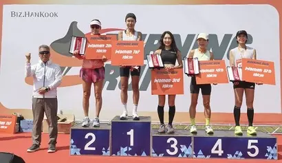 '버닝런 2026' 여자 10km 코스 시상식의 모습. 사진=박정훈 기자