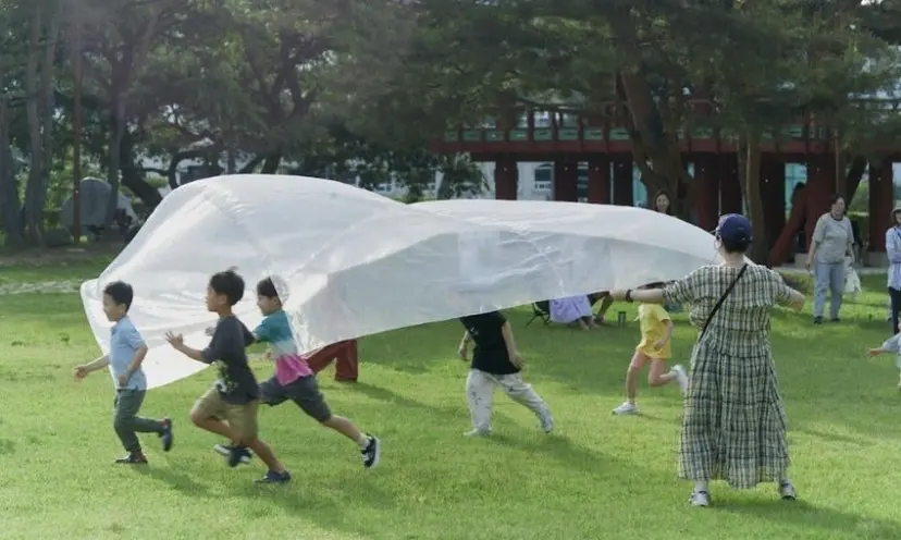 무주산골영화제 키즈 스테이지. 아이들이 직접 만든 작품을 소개하고 판매하는 키즈마켓부터 폐자전거를 활용한 놀이실험실의 야외놀이터, 애니메이션 상영 등 어린이를 위한 다양한 행사가 가득하다.