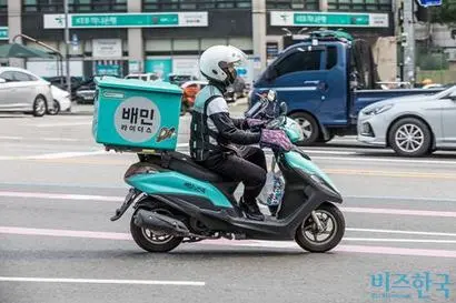 쿠팡이츠의 무료 배달 확대는 경쟁사인 배달의민족 매각 가능성을 염두에 둔 ‘선공’이라는 분석이 힘을 받고 있다. 사진=최준필 기자