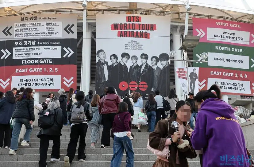 지난 4월 11일 방탄소년단(BTS)의 ‘아리랑(ARIRANG)’ 월드투어 첫 개최지인 경기도 고양시 대화동 고양종합운동장이 BTS 팬들로 북적이고 있다. 사진=임준선 기자