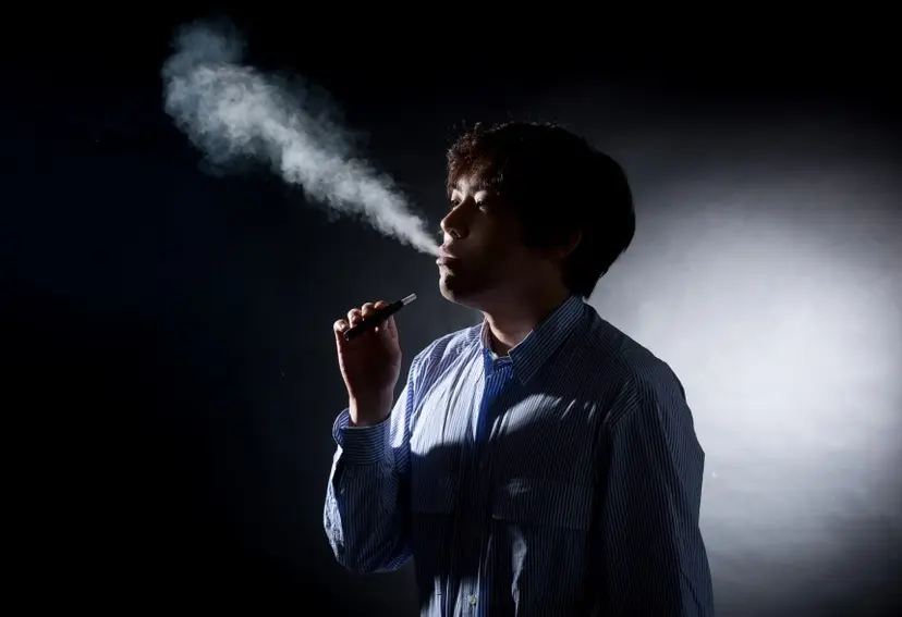 일반 담배보다 덜 해롭다는 인식 속에 전자담배 사용이 늘고 있지만, 전문가들은 건강 위해성과 이중 사용, 간접노출 등의 문제를 경계해야 한다고 강조한다. 사진=비즈한국 DB