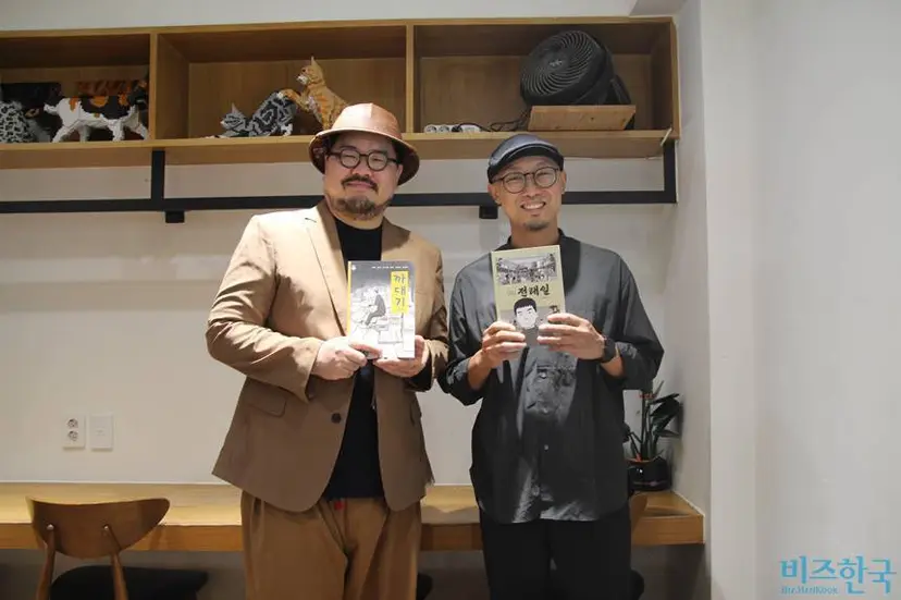 우리 모두 몸도 마음도 ‘파손 주의’라고 말하는 ‘까대기’, 너와 내가 각자의 자리에서 더불어 살아가는 전태일임을 시사하는 ‘다시 전태일’. 만화가 이종철(오른쪽)은 직접 겪고, 오래 보고, 많이 생각해온 일, 사람, 관계를 주제로 삼는다. 사진=필자 제공