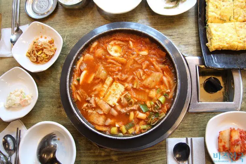 ‘제철동 사람들’, ‘제11호 태풍 힌남노’ 등 이종철의 작품 곳곳에 김치찌개가 등장한다. 무엇보다 그는 김치찌개(전골)를 전문으로 하는 “식당 아들내미”다. 사진=필자 제공