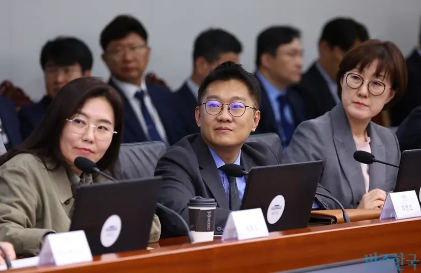 청와대 다주택 참모로 알려진 김현지 제1부속실장(오른쪽)과 강유정 수석대변인(왼쪽)이 최근 가족과 본인 명의 주택을 1채씩 처분하며 1주택 상태가 됐다.
