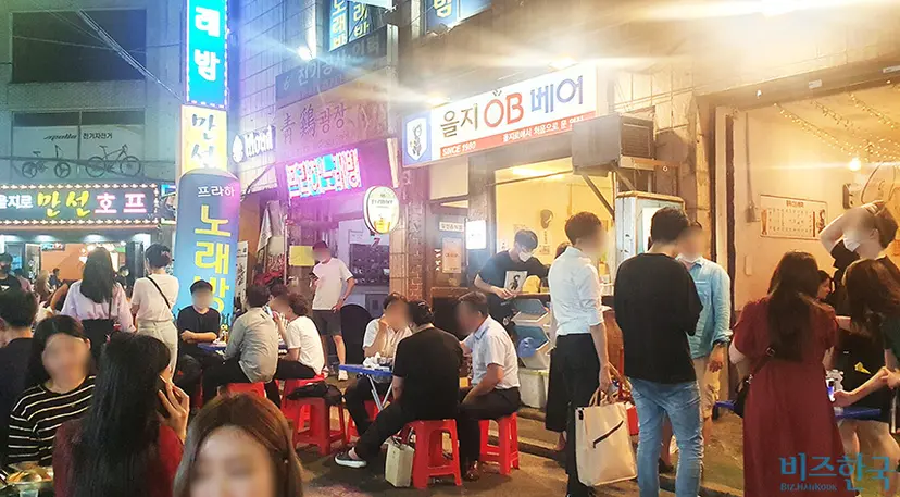 과거 서울 야장의 대표격이었던 서울 을지로 노가리골목의 을지OB베어와 만선호프. 사진=비즈한국 DB