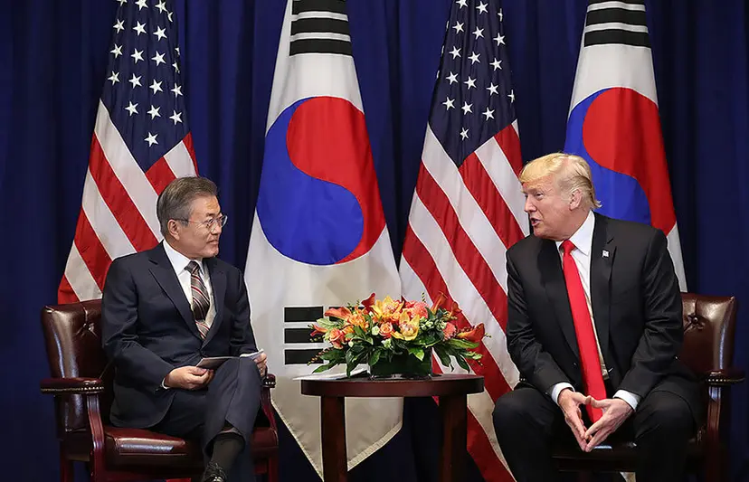 지난 9월 24일 미국에서 만난 문재인 대통령과 도널드 트럼프 미국 대통령. 2018년은 정치, 경제 모두에서 위기의 순간인 듯하다. 이런 상황에서 리더는 솔직함과 근엄함 사이에서 어떤 균형을 잡을 수 있을까? 사진=청와대 제공