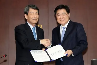 지난 3월 8일 서울 여의도 대우조선해양 민영화 본계약을 체결하는 이동걸 KDB산업은행 회장(왼쪽)과 권오갑 현대중공업지주 대표이사 부회장. 둘은 지난해 여름부터 긴밀히 대우조선해양 매각을 논의해온 것으로 알려졌다. 사진=연합뉴스