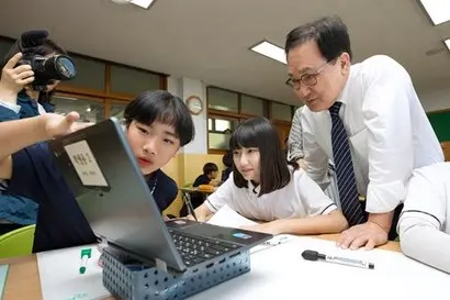 과학기술정보통신부가 기업의 정보호호최고책임자(CISO) 선임을 의무화 했다. 지난 5월 소프트웨어 수업에 참여한 유영민 과학기술정보통신부 장관. 사진=과학기술정보통신부 제공