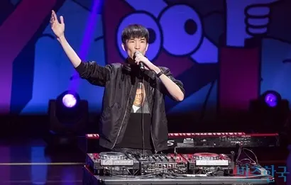 디제이(DJ)로 종횡무진 활약을 이어가고 있는 요한 일렉트릭 바흐는 특유의 프로듀싱 테크닉을 선보였다. 사진=최준필 기자