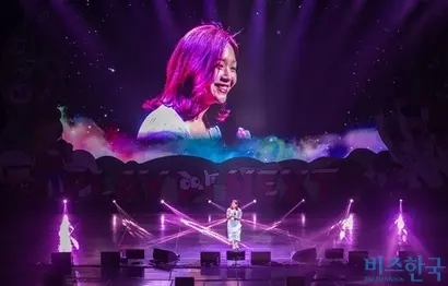 엔단은 특유의 말랑말랑하고 포근한 목소리로 무대를 꾸몄다. 사진=최준필 기자
