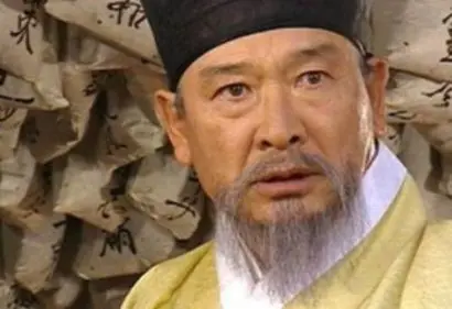 유의태는 이은성 작가의 원작에서 창조된 인물로, 내의원 어의인 양예수와 구침지희로 침술 실력에서 이긴 바 있는 명의다. 꼿꼿하고 강직하지만 오만하고 강팍한 부분도 원작에는 등장한다. 제자 허준에게 암에 걸린 자신의 몸까지 내어줄 만큼 세상 어디에도 찾을 수 없는 참스승. 이순재가 이 역할을 두 번이나 맡아 눈도장을 확실히 찍었다. 사진=MBC 홈페이지