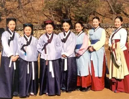 내의원에서 일하는 의원뿐 아니라 내의녀들의 삶도 ‘허준’에서 제법 상세하게 보여줬다. ‘약방기생’이라 불리기도 하던 내의녀가 단지 의원의 보조적 인물이 아니라 주체적인 의료인이 될 수 있음을 ‘허준’은 보여줬다. 이 시선은 다시 ‘대장금’에서 장금의 내의녀 생활로 이어진다. 사진=MBC 홈페이지