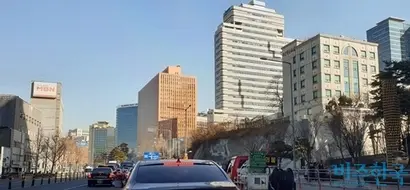 DB생명은 서울역광장 맞은편(사진 오른쪽) 축구장 규모의 금싸라기 땅을 소유하고 있다. 42년째 공터로 남아있는 데다 최근 매각을 추진 중이라는 소문이 건설업계에서 퍼졌다. 사진=유시혁 기자