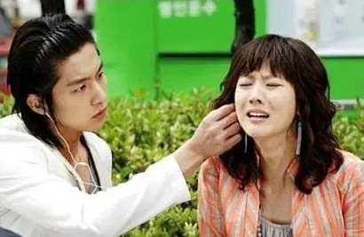 연인 필립과 헤어지고 울고 있는 수경을 보고 그녀를 위로하고자 듣고 있던 이어폰을 살포시 끼워주는 동욱. 이 장면은 ‘소울메이트’의 하이라이트로 봐도 무방하다. 문제는 동욱은 이미 꿈속에서 그녀를 만났고, 그녀의 마음도 들을 수 있지만 수경에겐 그저 처음 보는 낯설고 이상한 남자라는 것. 사진=MBC 홈페이지