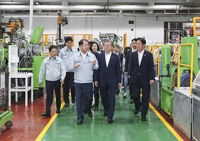 문재인 대통령은 지난 6월 19일 제조업 르네상스 비전 선포식과 함께 제조혁신 기업(동양 피스톤)을 현장 방문했다. 특히 문 대통령은 제조업 르네상스 비전 선포식에서 “제조업 부흥이 곧 경제부흥”이라며 “제조업 4강과 함께 국민소득 4만 달러를 열겠다”고 말했다. 사진=청와대 제공