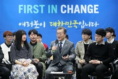 문재인 대통령이 지난해 2월 울산 울주군 유니스트길 울산과학기술원(UNIST) 학위수여식 참석에 앞서 학생창업인과의 간담회에 참석해 발언하는 모습. 사진=청와대 제공