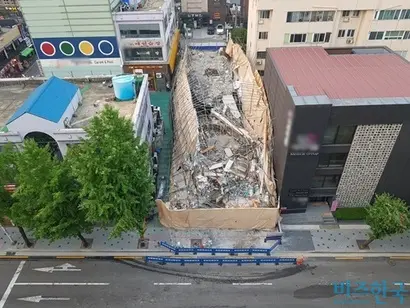 ‘신사역 철거 건물 붕괴 사고’ 현장의 건축폐기물이 사건 발생 보름이 지난 현재까지 수습되지 않고 있다. 사진=차형조 기자