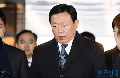 2018년 2월 3일 서울 서초구 서울중앙지방법원에서 열린 국정농단 재판 1심 선고가 열리는 가운데 신동빈 롯데그룹 회장이 법정에 들어서고 있다. 사진=최준필 기자
