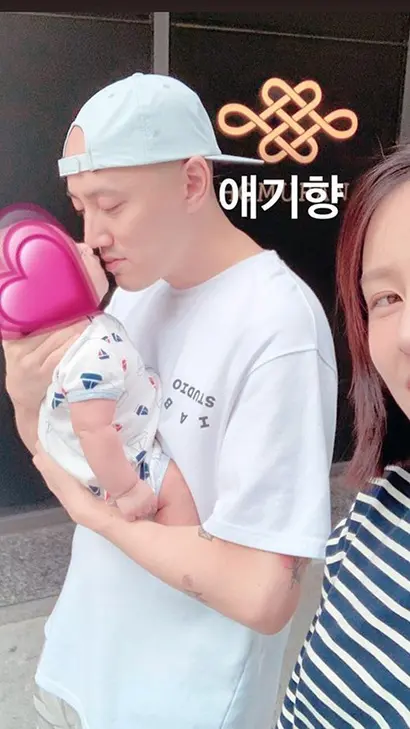 23일 박서원 두산매거진 대표가 아기를 안은 사진을 인스타그램에 올리자, 당일 포털 검색어 순위 상위권에 박 대표 이름이 오르기도 했다. 사진=박서원 인스타그램