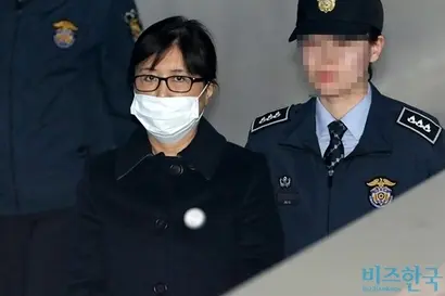 국정농단 장본인 최순실 씨가 서울동부구치소에 수감 중 소유 부동산을 세 차례나 매각했다. 지난 2월 1심 선고공판에 참석하기 위해 호송차에 오르는 모습. 사진=최준필 기자