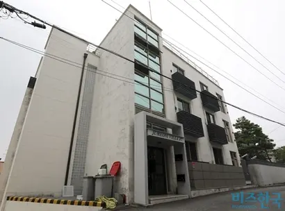 박삼구 전 금호아시아나 회장이 유엔빌리지에 보유한 단독주택(위)과 주머니빌라(아래). 사진=박정훈 기자
