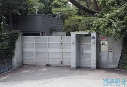 코오롱 이웅열 전 회장이 2001년 4월부터 거주하는 성북동 단독주택. 사진=박정훈 기자
