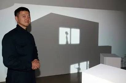 미디어아티스트로 활동 중인 문재인 대통령 아들 문준용 씨가 전국 초·중·고등학교에 코딩 교육 프로그램 융합 교재(소프트웨어)를 납품해온 사실이 ‘비즈한국’ 취재 결과 처음 확인됐다. 2018년 11월 광주미디어아트페스티벌에 전시된 자신의 작품 앞에서 포즈를 취한 문준용 씨. 사진=연합뉴스