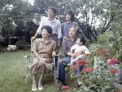 김영삼 전 대통령이 동작구 상도동 자택에서 가족들과 함께 찍은 기념사진. 사진=연합뉴스